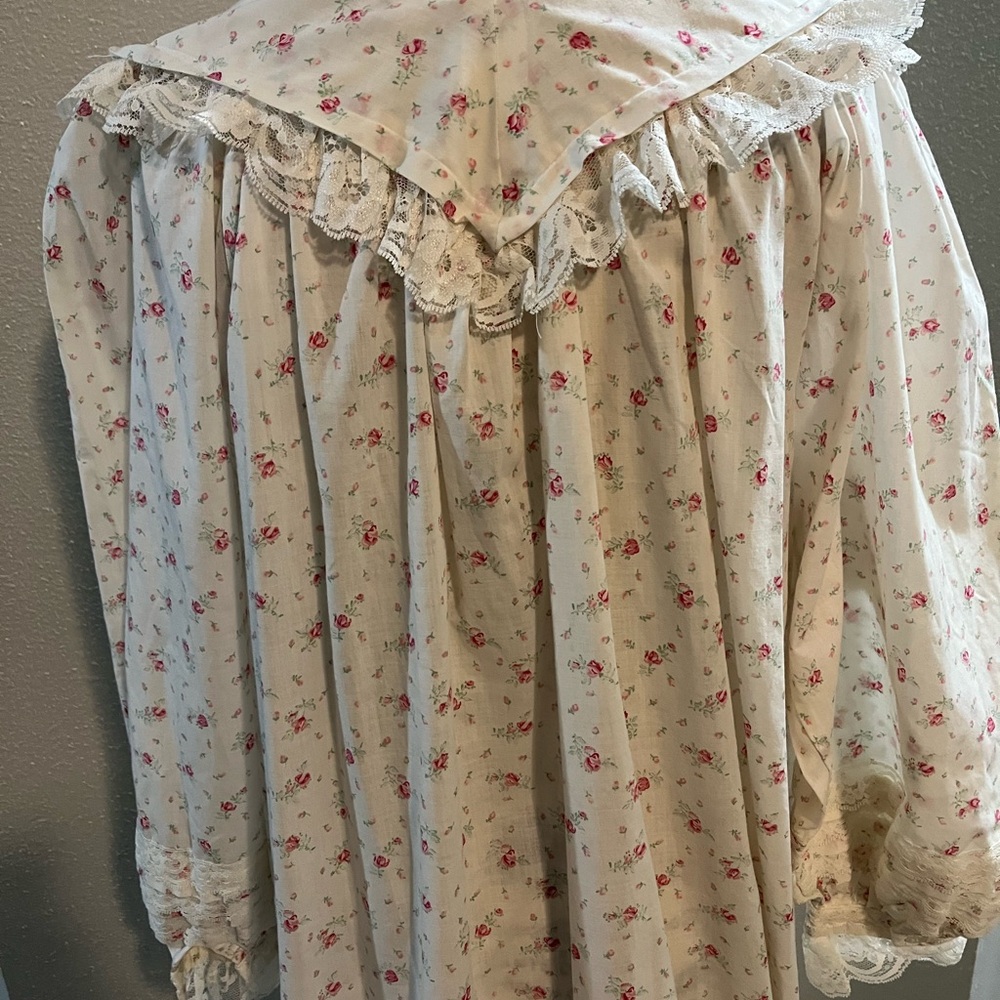 Vintage Gilligan & O'Malley Cream Nightgown with Pink Rose Print and Lace Yoke - Picture 6 of 8